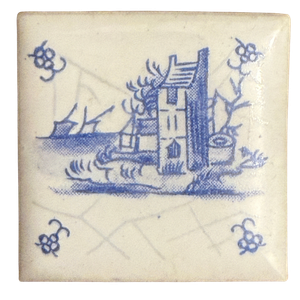 Blau-weiße Fliese im Delfter Stil mit Haus am Wasser, Baum und Blütenmotiven in den Ecken, Craquelé-Glasur
