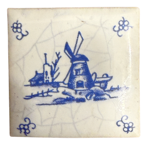 Kleine blau-weiße niederländische Fliese mit Windmühle, Haus und Boot in Flusslandschaft, Eckornamente, Craquelé-Glasur; Rückseite mit senkrechten Rippen; dazu Pappschachtel mit Aufdruck a.Driessen Rotterdam Holland