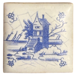 Quadratische Miniaturfliese 4 x 4 cm mit blauem Delfter Dekor: Landhaus mit Freitreppe, Bäumen und Uferlandschaft, Eckblüten, Craquelé-Glasur