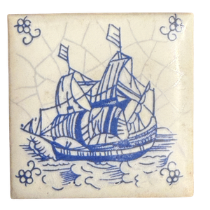 Quadratische Miniaturfliese 4 × 4 cm mit blau gemaltem Dreimaster und Blütenecken, craquelierte weiße Glasur, niederländisch, Mitte 20. Jahrhundert