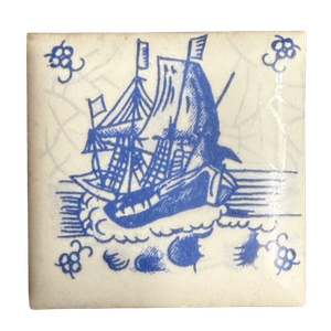 Miniaturfliese 4 x 4 cm mit blau gemaltem Dreimaster und Ochsenkopf-Ecken, daneben gerippte Rückseite und Schachtel A. Driessen Rotterdam Holland