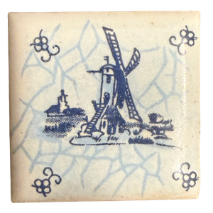 Blau-weiße Fliese im Delfter Stil mit Windmühle, Bäumen und Volutenecken, Glasur mit Craquelé; Rückseite mit parallelen Rippen und weißem Scherben
