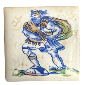 Kleine handbemalte Fliese mit Krieger und Fahne in Blau, Ocker und Grün im Delfter Stil, 4 × 4 cm, daneben gerippte Rückseite und Pappschachtel A. Driessen Rotterdam