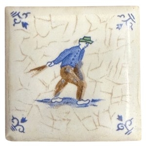 Handbemalte Fliese im Delfter Stil mit Mann in blauer Jacke, grünem Hut und ockerfarbener Kniebundhose, blaue Eckmotive, craqueliertes weißes Glasurfeld