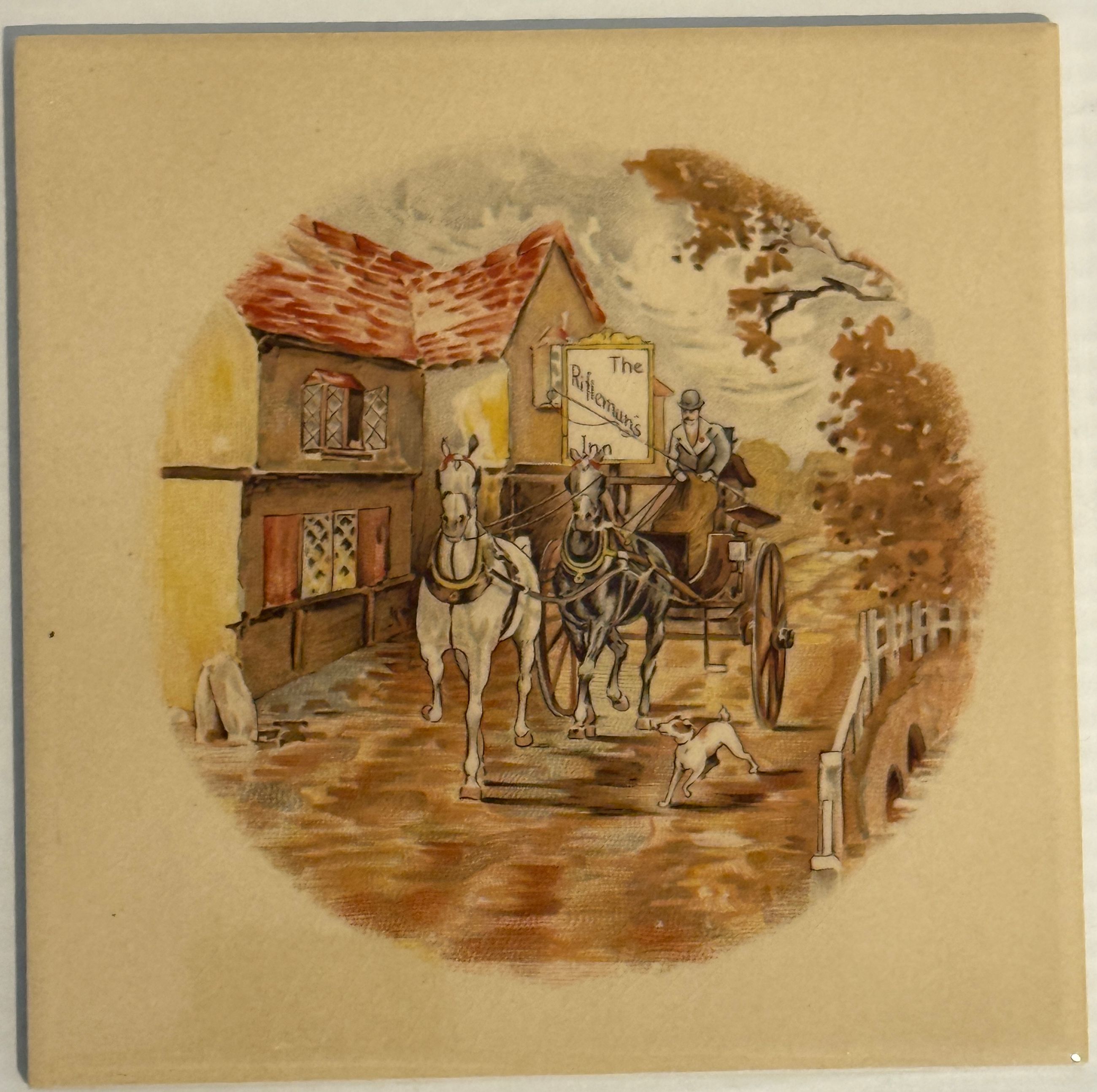 Quadratische bemalte Bildfliese: Postkutsche mit Schimmel und braunem Pferd vor Fachwerkgasthaus mit Schild "The Rifleman's Inn", bellender Hund und Steinbrücke, in rundem Bildfeld auf sandfarbenem Grund